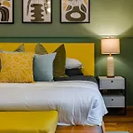 Stylish Getaway With Patio, Near Top Attractions