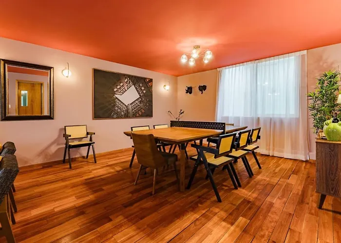 Stylish Getaway With Patio, Near Top Attractions