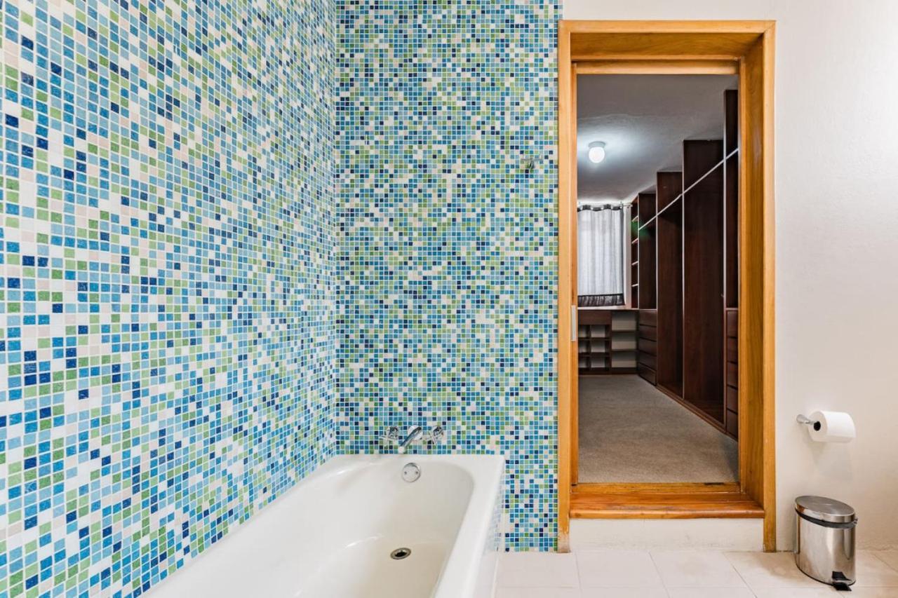 Holiday home Stylish Getaway With Patio, Near Attractions *