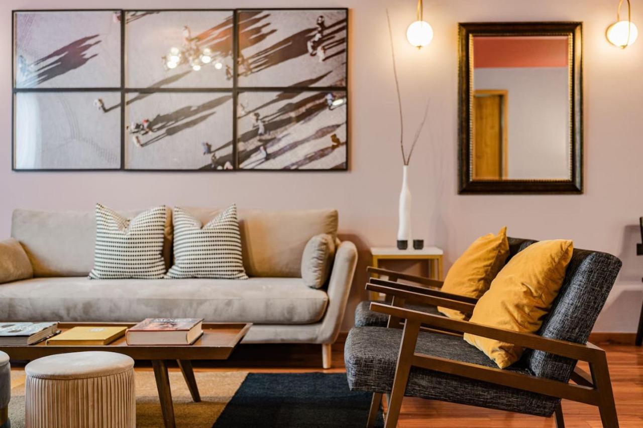 Stylish Getaway With Patio, Near Attractions Holiday home